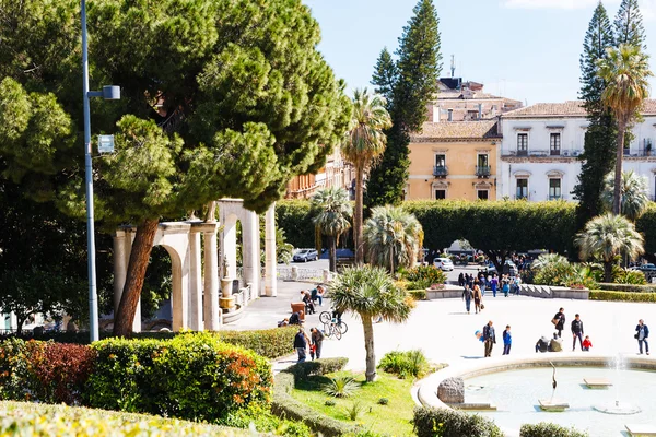 Människor nära ingången i Bellini trädgård i Catania — Stockfoto