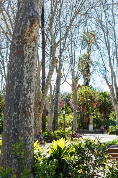 Pessoas em Bellini Garden em Catania, Sicília — Fotografia de Stock