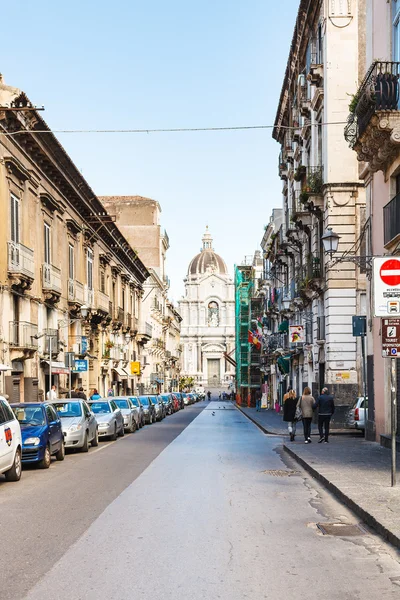 Calle y Catedral de Santa Ágata en Catania — Foto de Stock