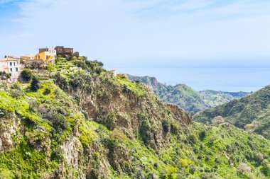 dağ town Savoca Sicilya ve deniz ufukta