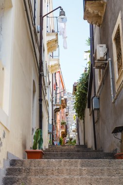adımları Catania şehir, Sicilya dar sokakta
