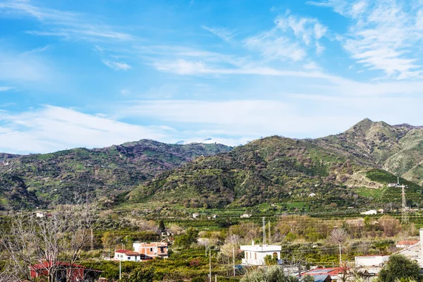 Předměstí města Gaggi v zelených kopcích, Sicílie, Itálie — Stock fotografie