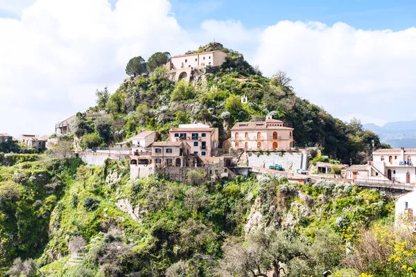 Savoca、シチリアの町の山の上に家 — ストック写真