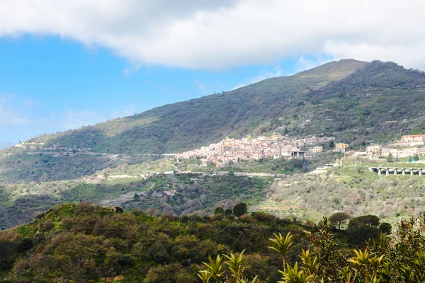 Montagne verte et village de Savoca en Sicile — Photo