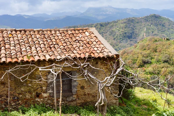 Old abandoned country house in Sicilian mountains — Stock Photo, Image