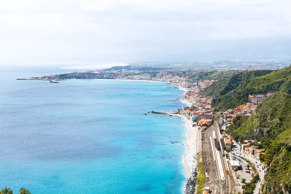 Ionische Zee kustlijn en Giardini Naxos stad — Stockfoto