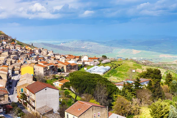 Vista acima de Aidone cidade na Sicília na primavera — Fotografia de Stock