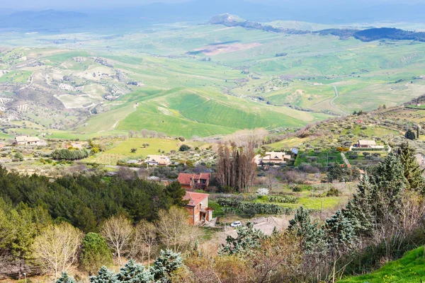 Aidone kasabanın yeşil Sicilya Hills dışında — Stok fotoğraf