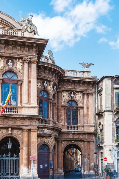 Teatro Massimo Bellini en boog naar street, Catania — Stockfoto