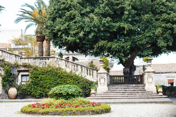 Passos e jardim em Villa Cerami, na cidade de Catania — Fotografia de Stock