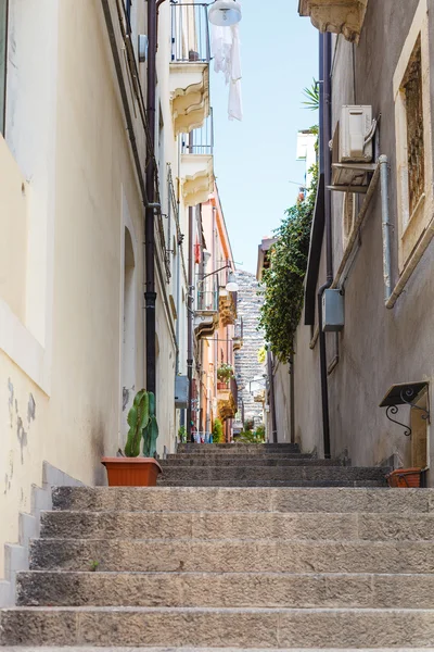 Via Ciraulo, a város Catania, Sicily sikátor — Stock Fotó