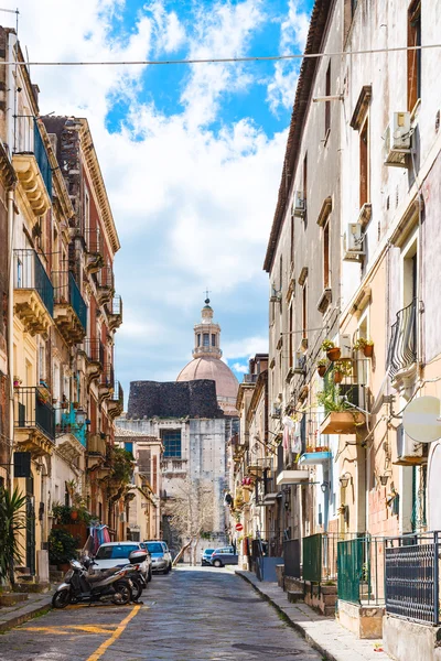 Paisagem urbana - rua via Gesuiti na cidade de Catania — Fotografia de Stock