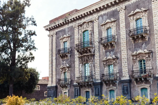Barokke stijl gebouw in de stad Catania, Sicilië — Stockfoto