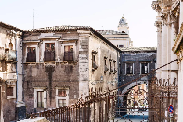 Barokke stijl huizen in de stad Catania, Sicilië, — Stockfoto