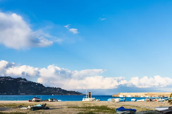 Miejskiej plaży w kurorcie Giardini Naxos na wiosnę — Zdjęcie stockowe