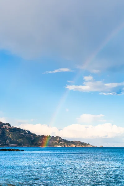 Cape de Taormine et arc-en-ciel en mer Ionienne au printemps — Photo