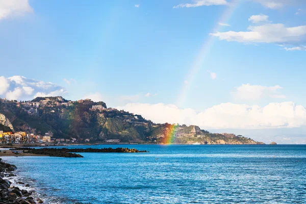 Курорт Джардини Наксос и радуга в Ионическом море — стоковое фото