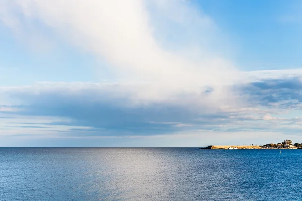 Vista sul tranquillo Mar Ionio vicino al resort Giardini Naxos — Foto Stock