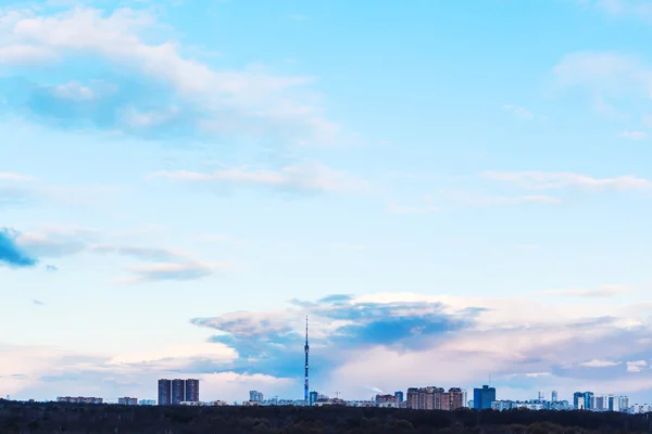 Céu azul por do sol sobre a cidade na primavera — Fotografia de Stock