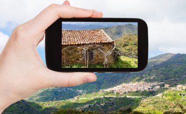 Savoca köyü ile dağ manzarası resmi