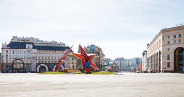 Moskova'da Lubyanskaya meydanında kırmızı yıldız anıt