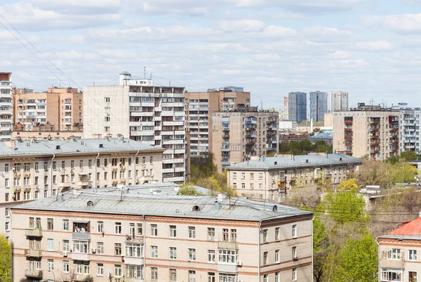 Kwartale życia miasta w słoneczny dzień — Zdjęcie stockowe