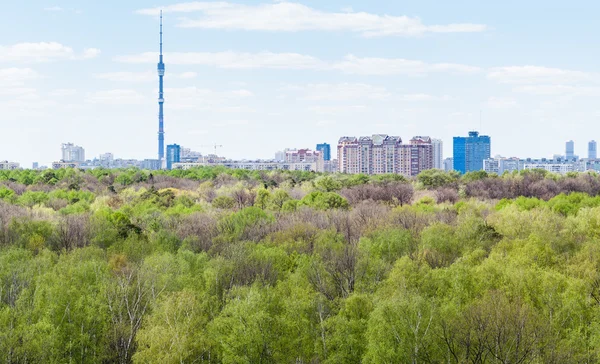 Moderne Stadt und grüner Wald im Frühling — Stockfoto