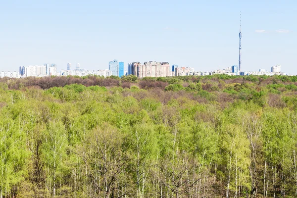 Città e foresta verde nella giornata di sole — Foto Stock