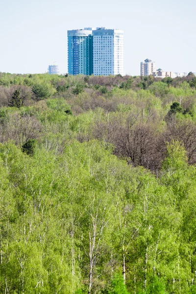 Modern appartement huis en groene bossen in het voorjaar van — Stockfoto