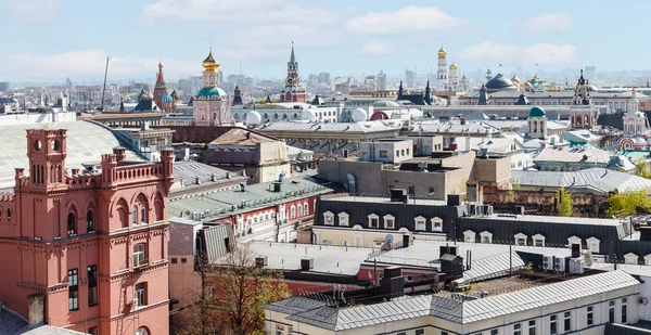 Horisont av Moscow city med Kreml under våren — Stockfoto