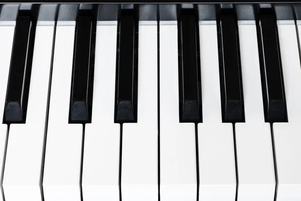 Boven de weergave zwarte en witte toetsen van digitale piano — Stockfoto