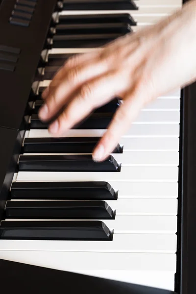 Muzikant speelt piano met zwarte en witte toetsen — Stockfoto