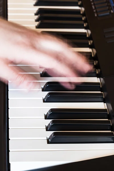 Müzikal klavye üzerinde oynarken müzik müzisyen yakın çekim — Stok fotoğraf