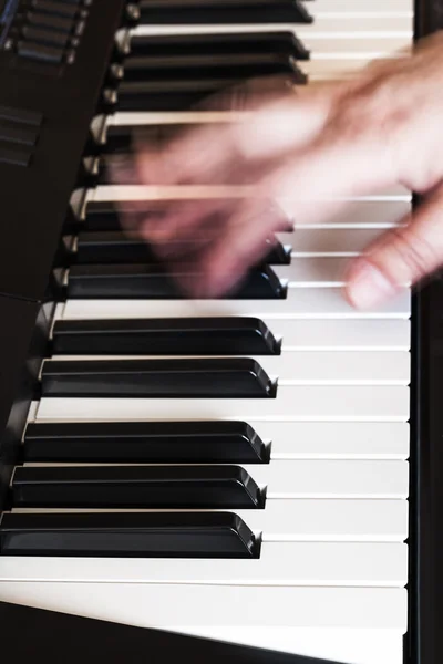 Músico tocando música no sintetizador de perto — Fotografia de Stock