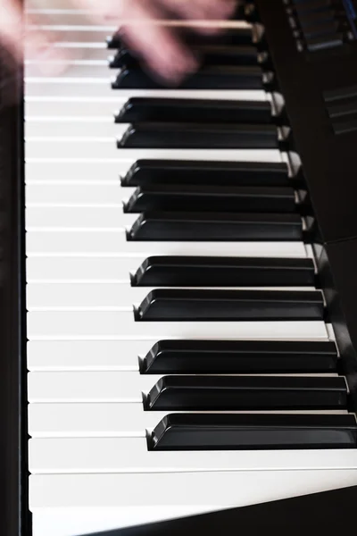 Músico tocando música en piano digital de cerca — Foto de Stock