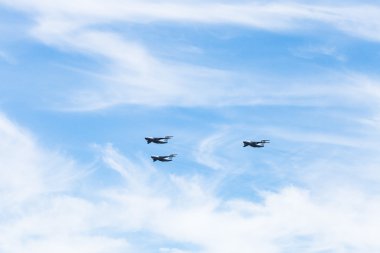 askeri nakliye uçağı beyaz bulutlar içinde