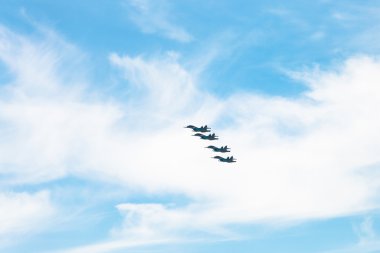 Beyaz bulutların içinde dört askeri fighter uçak
