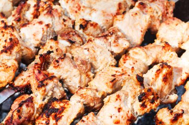 şiş kebap şişleri mangal üzerinde üzerinde parçaları