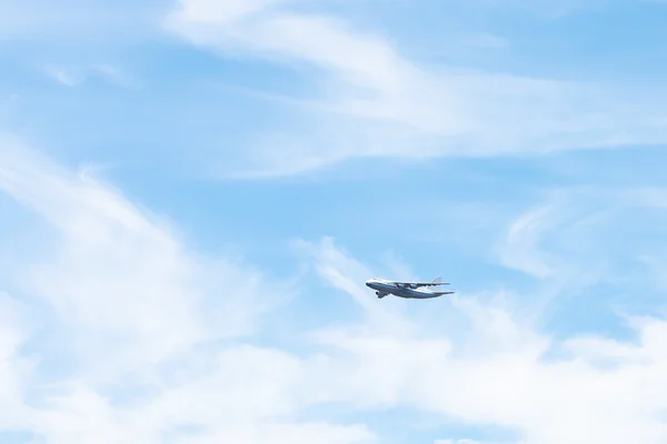 Транспортний літак у білих хмарах — стокове фото