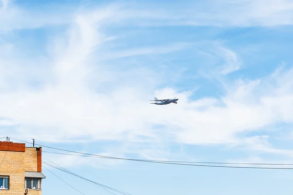 Transportflugzeug über städtischem Haus — Stockfoto