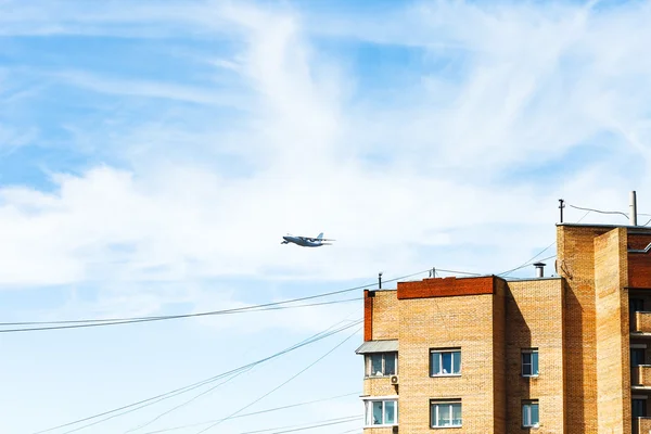Транспортные самолеты над городским домом — стоковое фото