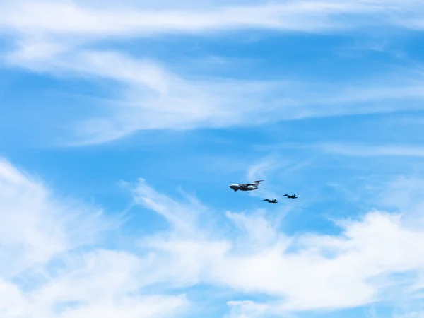 सफेद बादलों में लड़ाकू विमानों के वायु ईंधन भरना — स्टॉक फ़ोटो, इमेज