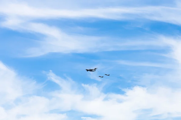 Air refueling of fighter airplanes in white clouds — Stock Photo, Image