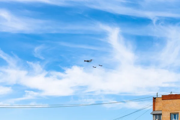 Reabastecimento aéreo de aeronaves de combate sobre a casa — Fotografia de Stock