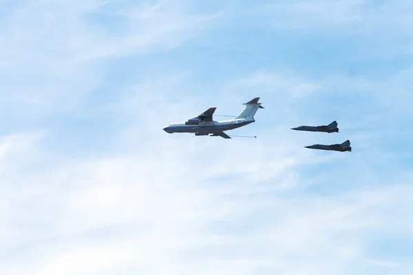 In-flight refueling of military fighter aircrafts — Stock Photo, Image