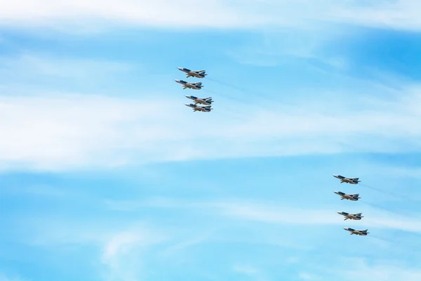 空における軍事しまむらくん自転車航空機の飛行 — ストック写真