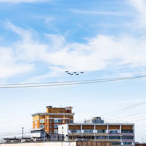 Aviões de combate militar sobrevoam casa urbana — Fotografia de Stock