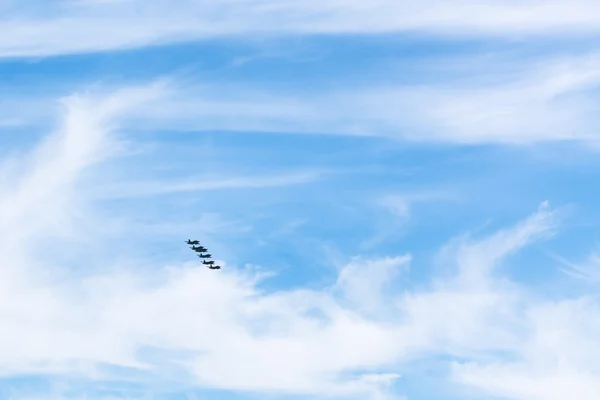 Céu com nuvens brancas e aviões de combate militares — Fotografia de Stock