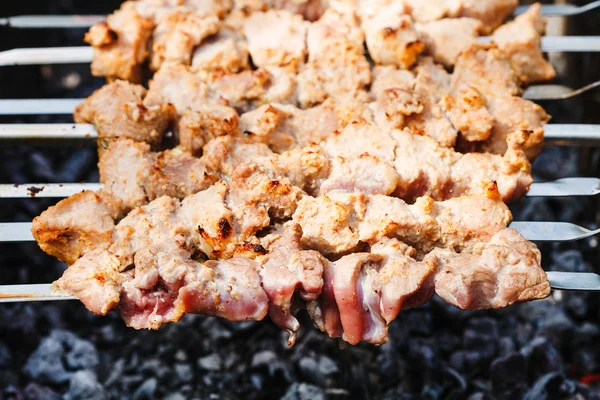 Espetos com carne de porco shish kebabs no braseiro — Fotografia de Stock