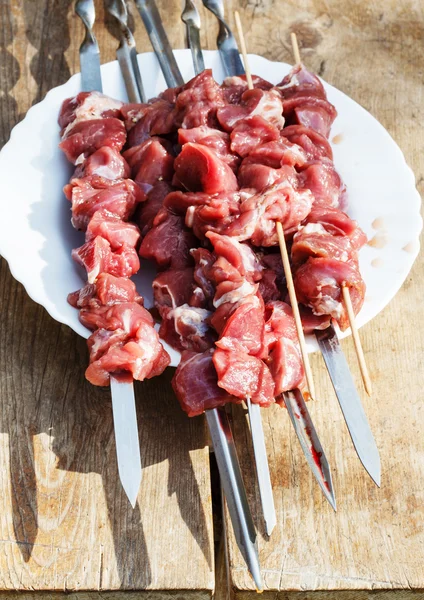 Piatto con spiedini crudi di agnello shish su spiedini — Foto Stock